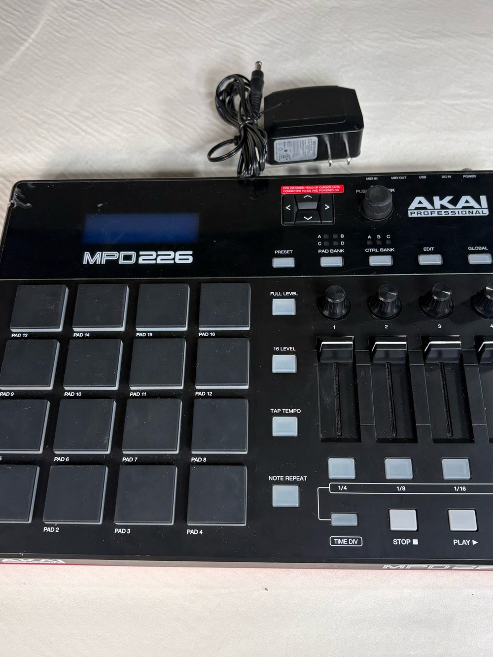 Akai Professional MPD226 Midi Pad Controller with 16 MPC Pads